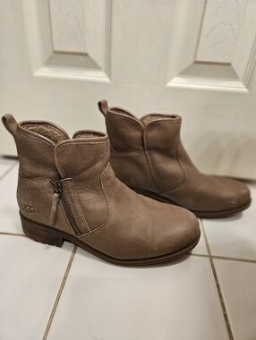 Ugg lavelle brown camel leather fleece lined ankle boots womens size 10 shoes